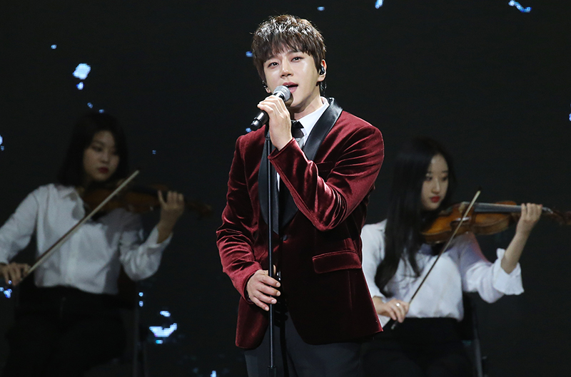 가수 황치열이 14일 오후 서울 송파구 잠실실내체육관에서 열린 제7회 가온차트 뮤직 어워즈에서 멋진 무대를 선보이고 있다.