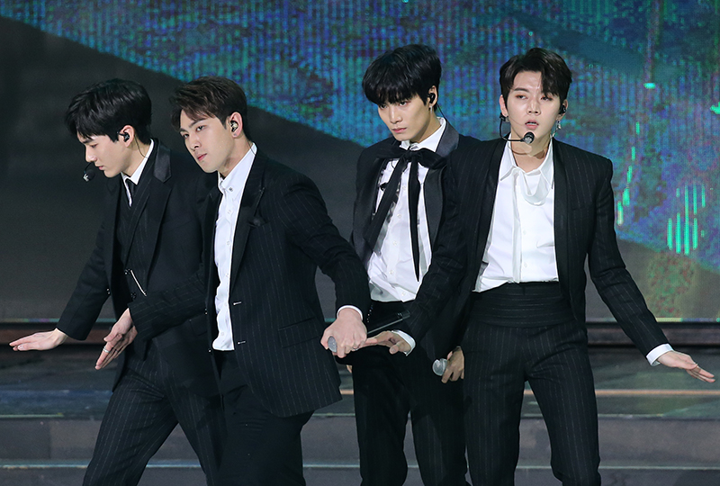 그룹 뉴이스트 W가 14일 오후 서울 송파구 잠실실내체육관에서 열린 제7회 가온차트 뮤직 어워즈에서 멋진 무대를 선보이고 있다.