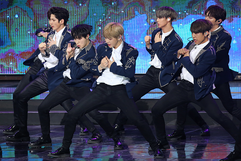 그룹 워너원이 14일 오후 서울 송파구 잠실실내체육관에서 열린 제7회 가온차트 뮤직 어워즈에서 멋진 무대를 보여주고 있다.