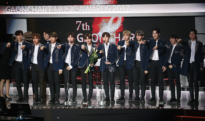 그룹 워너원이 14일 오후 서울 송파구 잠실실내체육관에서 열린 제7회 가온차트 뮤직 어워즈에서 수상 후 인사하고 있다.