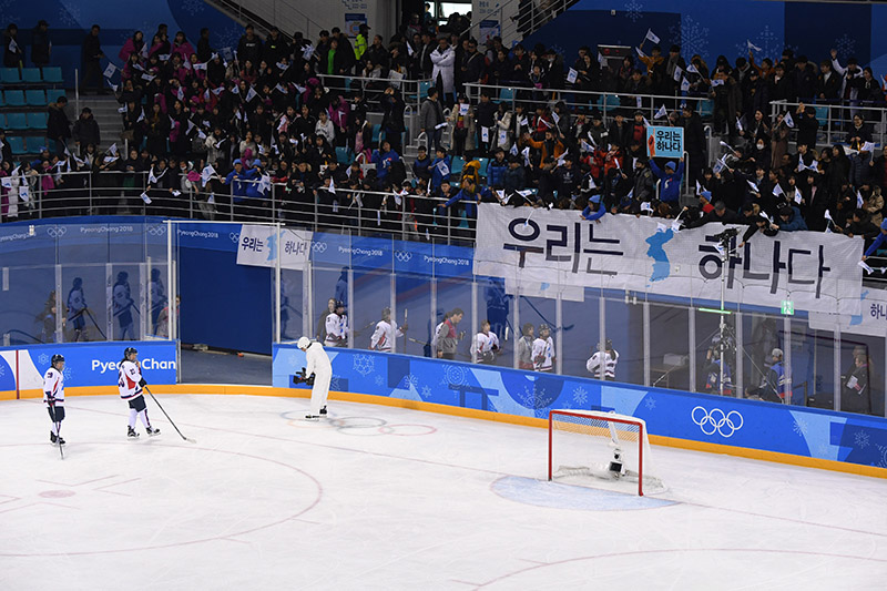 여자 아이스하키 남북 단일팀이 20일 오후 강원도 강릉 관동하키센터에서 열린 2018 평창동계올림픽 여자아이스하키 순위결정전 코리아와 스웨덴의 경기를 마치고 퇴장하고 있다.