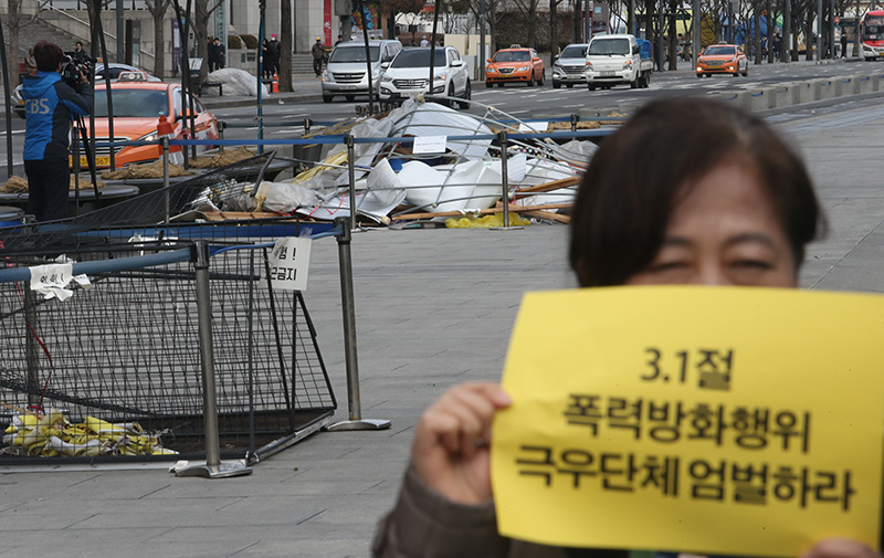 5일 서울 광화문광장에서 4월16일의 약속 국민연대 등 시민사회단체들이 지난 3.1절 박근혜 전 대통령의 석방을 요구하며 집회를 연 극우단체 회원들의 세월호 광장에서의 폭력, 방화 행위 처벌을 촉구 고소고발 기자회견을 하고 있다