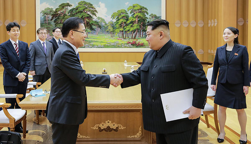 북한을 방문했던 정의용(앞줄 왼쪽) 수석 대북특사가 지난 3월 5일 평양에서 김정은 북한 국무위원장과 만나 악수하고 있는 모습. 이 자리에는 김여정(오른쪽) 노동당 중앙위 제1부부장도 동석했다