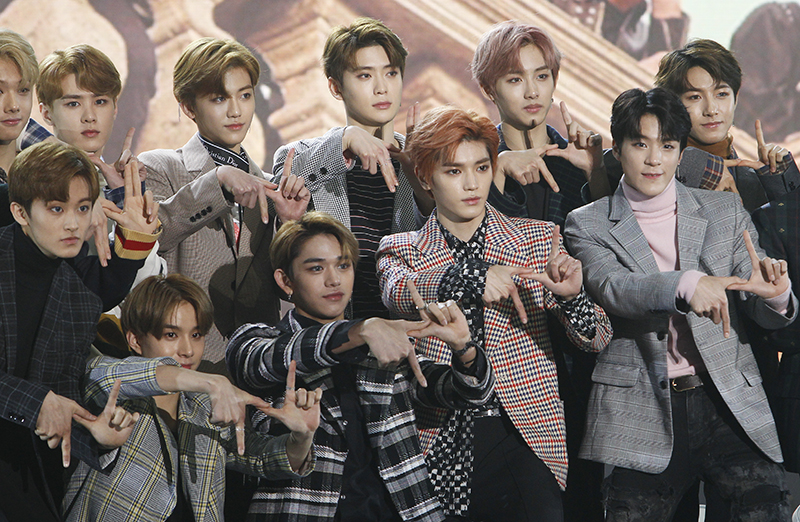 그룹 NCT(태일,쟈니,태용,유타,도영,텐,재현,윈윈,마크,런쥔,제노,해찬,재민,천러,지성,루카스,쿤,정우)가 14일 오후 서울 성북구 안암동 고려대 화정체육관에서 열린 'NCT 2018 EMPATHY' 쇼케이스에서 포즈를 취하고 있다.