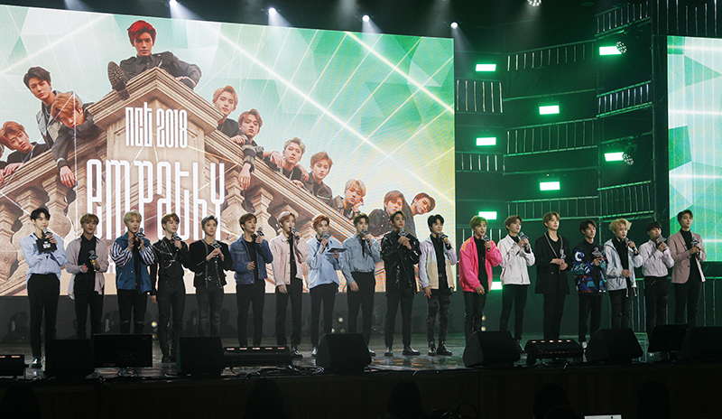 그룹 NCT(태일,쟈니,태용,유타,도영,텐,재현,윈윈,마크,런쥔,제노,해찬,재민,천러,지성,루카스,쿤,정우)가 14일 오후 서울 성북구 안암동 고려대 화정체육관에서 열린 'NCT 2018 EMPATHY' 쇼케이스에서 포즈를 취하고 있다.