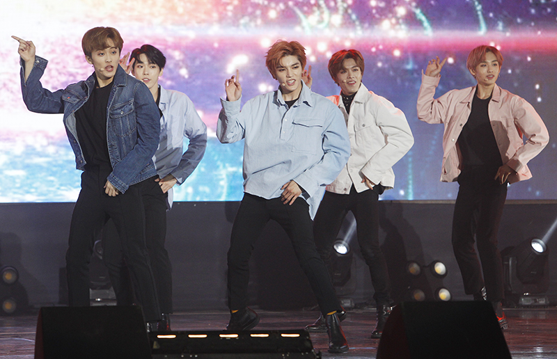 그룹 NCT 127이 14일 오후 서울 성북구 안암동 고려대 화정체육관에서 열린 'NCT 2018 EMPATHY' 쇼케이스에서 멋진 무대를 선보이고 있다.