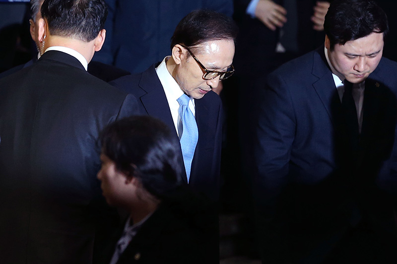 100억원대 뇌물수수와 횡령, 조세포탈 등의 혐의를 받고 있는 이명박 전 대통령이 21시간의 피의자 신분 조사를 마치고 15일 서울 서초동 서울중방지방검찰청사를 나서고 있다.