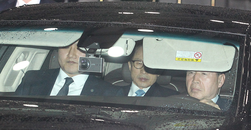 100억원대 뇌물수수와 횡령, 조세포탈 등의 혐의를 받고 있는 이명박 전 대통령이 21시간의 피의자 신분 조사를 마치고 15일 서울 서초동 서울중방지방검찰청사를 나서고 있다.