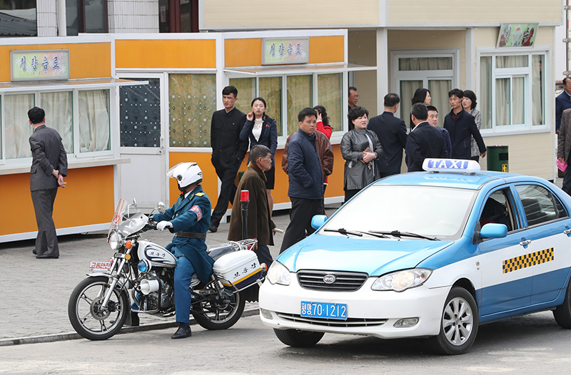 2일 오후 평양 창전거리에 교통경찰 오토바이와 택시가 대기해 있다.