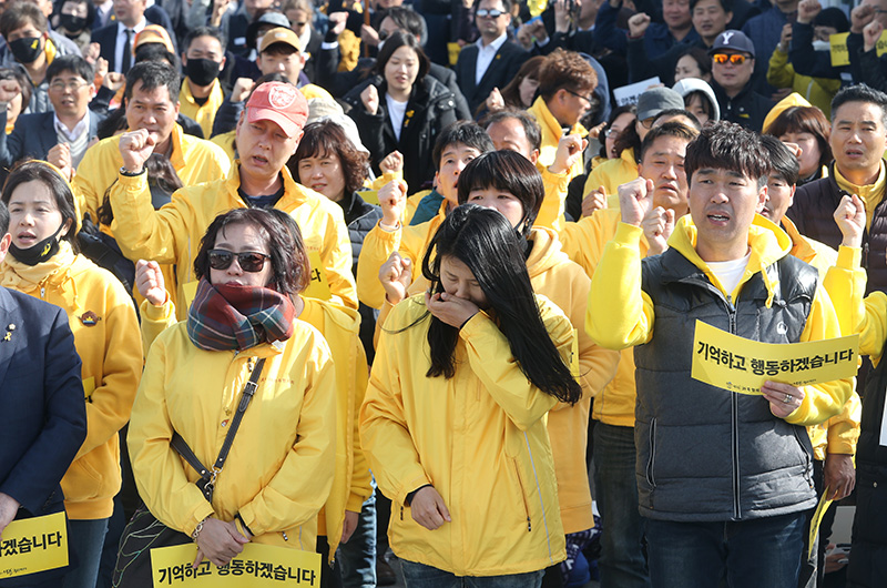 세월호 참사 4주기를 하루 둔 15일 오후 전남 목포신항에서 열린 세월호참사 4년 기억 및 다짐대회에 참석한 세월호 유가족이 눈물을 흐리고 있다.