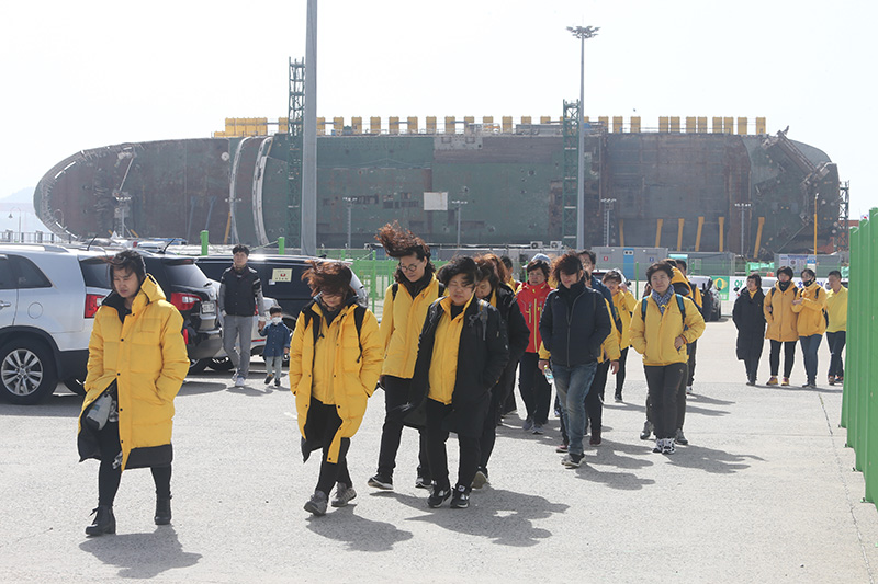 세월호 참사 4주기를 하루 둔 15일 전남 전남 목포신항을 찾은 세월호 유가족들이 직립 작업이 진행중인 세월호를 둘러보고 나오고 있다.