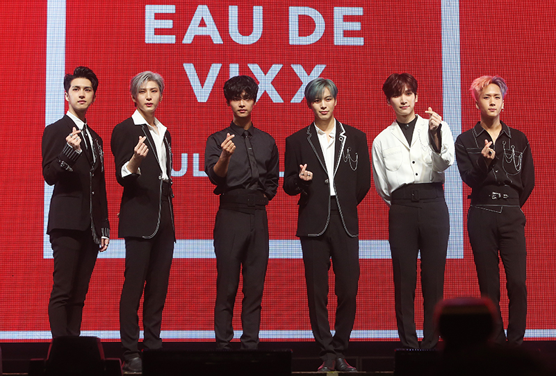 그룹 빅스(엔,레오,켄,라비,홍빈,혁)이 17일 오후 서울 광진구 예스24 라이브홀에서 열린 정규 3집 앨범 'EAU DE VIXX' 발매 기념 쇼케이스에서 포즈를 취하고 있다.