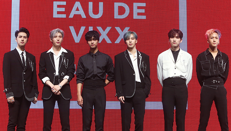 그룹 빅스(엔,레오,켄,라비,홍빈,혁)이 17일 오후 서울 광진구 예스24 라이브홀에서 열린 정규 3집 앨범 'EAU DE VIXX' 발매 기념 쇼케이스에서 포즈를 취하고 있다.