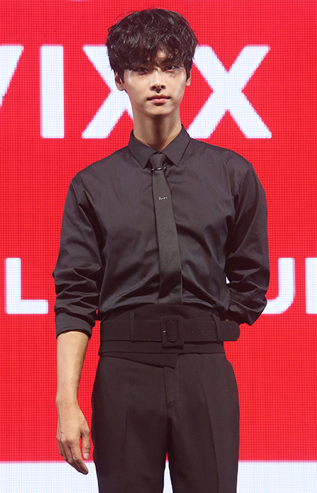 그룹 빅스 엔이 17일 오후 서울 광진구 예스24 라이브홀에서 열린 정규 3집 앨범 'EAU DE VIXX' 발매 기념 쇼케이스에서 포즈를 취하고 있다.