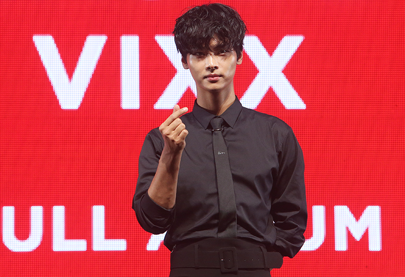 그룹 빅스 엔이 17일 오후 서울 광진구 예스24 라이브홀에서 열린 정규 3집 앨범 'EAU DE VIXX' 발매 기념 쇼케이스에서 포즈를 취하고 있다.