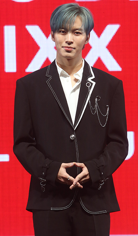 그룹 빅스 홍빈이 17일 오후 서울 광진구 예스24 라이브홀에서 열린 정규 3집 앨범 'EAU DE VIXX' 발매 기념 쇼케이스에서 포즈를 취하고 있다.