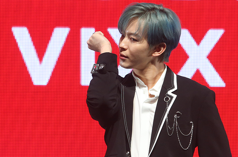 그룹 빅스 홍빈이 17일 오후 서울 광진구 예스24 라이브홀에서 열린 정규 3집 앨범 'EAU DE VIXX' 발매 기념 쇼케이스에서 포즈를 취하고 있다.