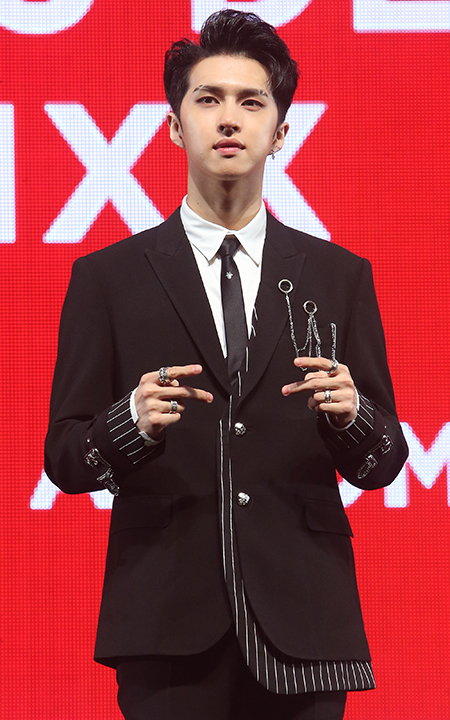 그룹 빅스 켄이 17일 오후 서울 광진구 예스24 라이브홀에서 열린 정규 3집 앨범 'EAU DE VIXX' 발매 기념 쇼케이스에서 포즈를 취하고 있다.