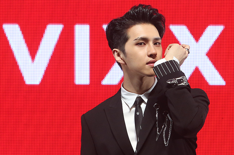 그룹 빅스 켄이 17일 오후 서울 광진구 예스24 라이브홀에서 열린 정규 3집 앨범 'EAU DE VIXX' 발매 기념 쇼케이스에서 포즈를 취하고 있다.