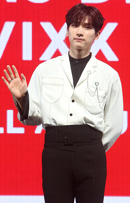 그룹 빅스 혁이 17일 오후 서울 광진구 예스24 라이브홀에서 열린 정규 3집 앨범 'EAU DE VIXX' 발매 기념 쇼케이스에서 포즈를 취하고 있다.