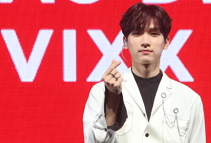 그룹 빅스 혁이 17일 오후 서울 광진구 예스24 라이브홀에서 열린 정규 3집 앨범 'EAU DE VIXX' 발매 기념 쇼케이스에서 포즈를 취하고 있다.
