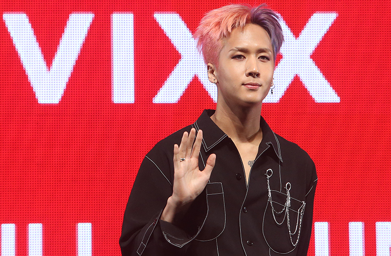 그룹 빅스 라비가 17일 오후 서울 광진구 예스24 라이브홀에서 열린 정규 3집 앨범 'EAU DE VIXX' 발매 기념 쇼케이스에서 포즈를 취하고 있다.