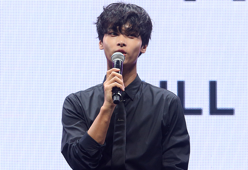 그룹 빅스 엔이 17일 오후 서울 광진구 예스24 라이브홀에서 열린 정규 3집 앨범 'EAU DE VIXX' 발매 기념 쇼케이스에서 질문에 기대하세요.