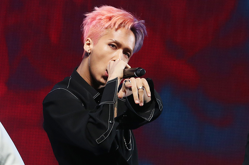 그룹 빅스 라비가 17일 오후 서울 광진구 예스24 라이브홀에서 열린 정규 3집 앨범 'EAU DE VIXX' 발매 기념 쇼케이스에서 타이틀곡 향의 무대를 선보이고 있다.