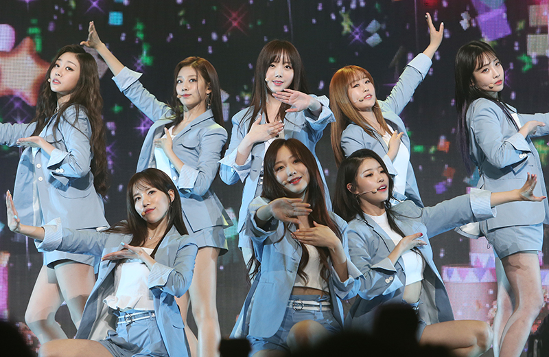 걸그룹 러블리즈(베이비소울,유지애,서지수,이미주,케이,JIN,류수정,정예인)이 23일 오후 서울 용산구 블루스퀘어 아이마켓홀에서 열린 네 번째 미니앨범 치유 언론 쇼케이스에서 멋진 무대를 선보이고 있다.