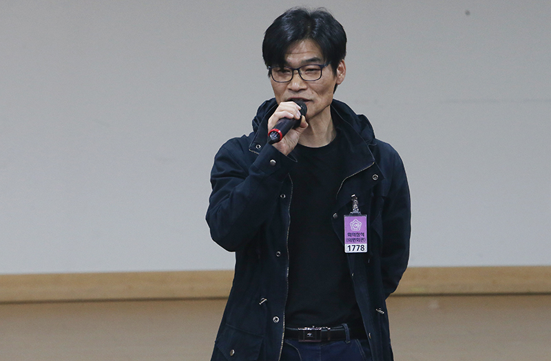 영화 해원을 연출한 구자환 감독이 24일 오후 서울 여의도 국회 의원회관에서 열린 영화 '해원' 국회시사회에서 인사말을 하고 있다. 해원은 해방 이후 남한에서 제주 4.3항쟁과 한국전쟁 등을 겪으면서 자행된 민간인 집단학살을 다룬 다큐멘터리 영화이다.