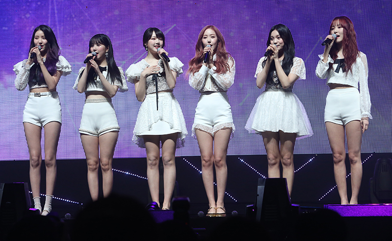 걸그룹 여자친구(유주,소원,신비,엄지,예린,은하)가 30일 오후 서울 광진구 예스24 라이브홀에서 열린 여섯 번째 미니앨범 '타임 포 더 문 나이트' 발매 기념 쇼케이스에서 인사하고 있다.