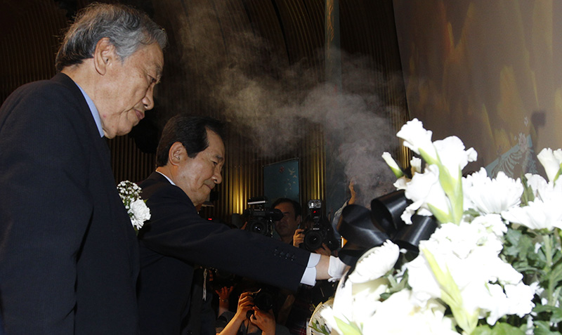 정세균 국회의장과 5.18 행사 관계자들이 18일 오전 서울 태평로 서울시청 다목적홀에서 열린 5.18 민중항쟁 38주년 기념 서울행사에 참석해 헌화 분향을 하고 있다.