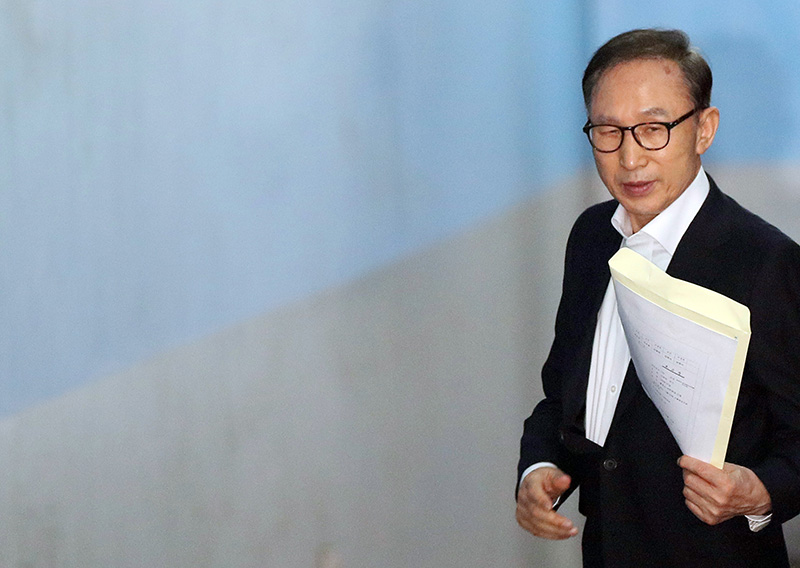 110억원대 뇌물수수와 350억원대 다스 횡령 등 혐의로 구속기소 된 이명박 전 대통령이 23일 오후 서울 서초구 서울중앙지방법원에서 열린 첫 공판에 출석하기 위해 호송차에서 내려 법정으로 향하고 있다.