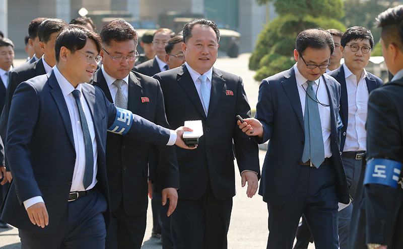 북측 고위급회담 수석대표 리선권 조국평화통일위원회(조평통) 위원장이 1일 오전 판문점 평화의집에서 열린 남북고위급회담에 참석하기 위해 이동중 남측 취재진의 질문에 답하고 있다.
