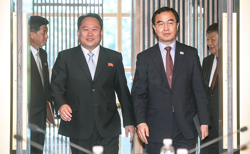남·북 고위급회담 수석대표 조명균 통일부장관과 리선권 조국평화통일위원회(조평통) 위원장이 1일 오전 판문점 평화의집에서 열린 남북고위급회담을 위해 회담장에 들어서고 있다.