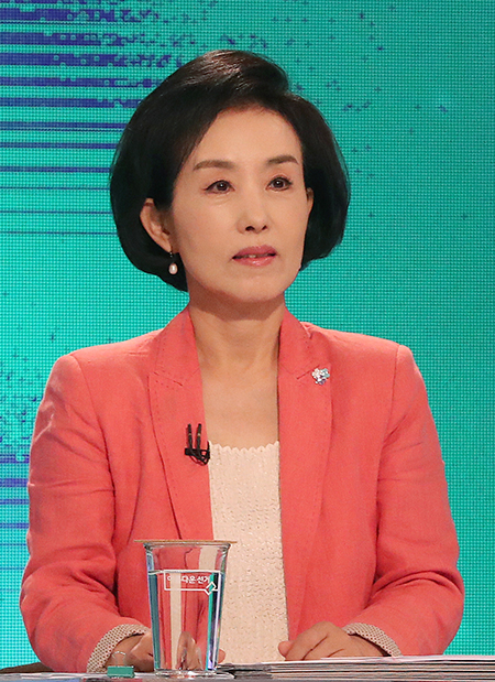 6·13 지방선거 서울교육감 선거에 나서는 박선영 후보가 4일 오전 서울 상암동 MBC에서 열린 '2018 지방선거 서울특별시교육감 후보 초청 토론회'에서 토론준비를 하고 있다.