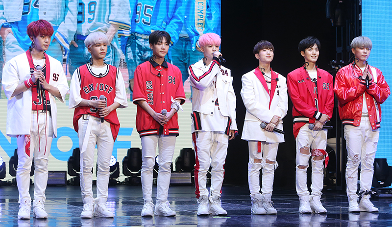 그룹 온앤오프(효진,이션,제이어스,와이엇,엠케이,유,라운)이 7일 오전 서울 중구 메사홀에서 열린 미니 2집 앨범 ‘유 컴플레이트 미(You Complete Me)’ 발매 기념 쇼케이스에서 인사하고 있다.