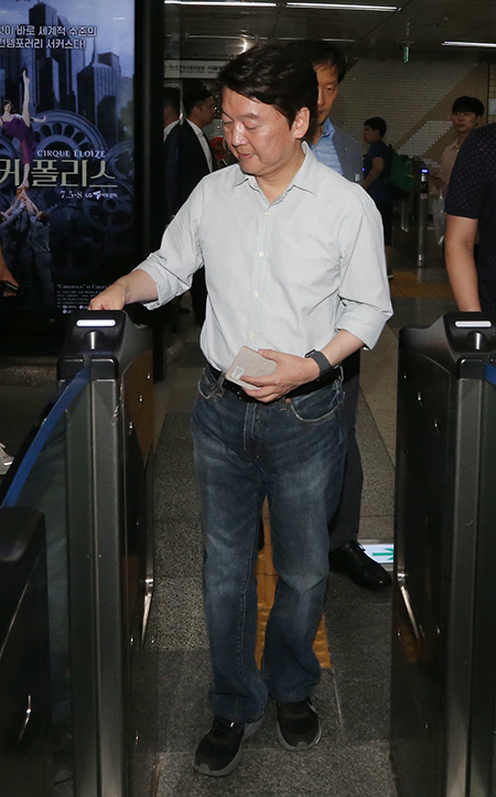 안철수 바른미래당 서울시장 후보가 10일 서울 종로구 대학로 마로니에 공원 일대 대학로 인사를 마치고 혜화역을 4호선 지하철을 이용 성신여대입구역으로 이동하고 있다.