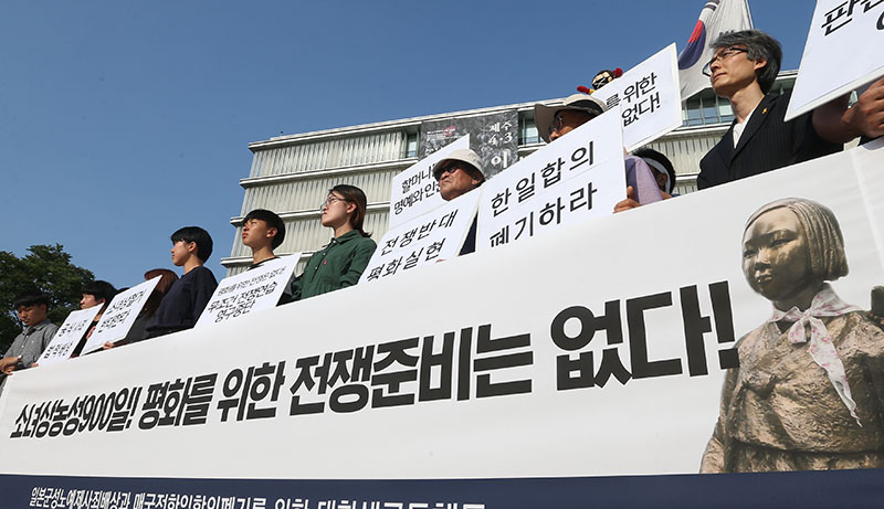 소녀상지킴이 대학생들과 참석자들이16일 오후 서울 종로구 대한민국역사박물관 앞에서 소녀상농성 900일 평화를 위한 전쟁준비 없다 대학생공동행동 기자회견을 하고 있다.