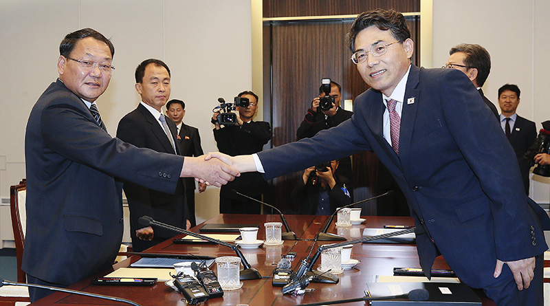 동해선·경의선 철도·도로 연결 및 현대화 사업을 위한 철도협력 분과회의가 열린 26일 오전 판문점 남측 평화의집에서 남측 수석대표인 김정렬 국토교통부 2차관과 북측 수석대표인 김윤혁 철도성 부상이 악수를 나누고 있다.