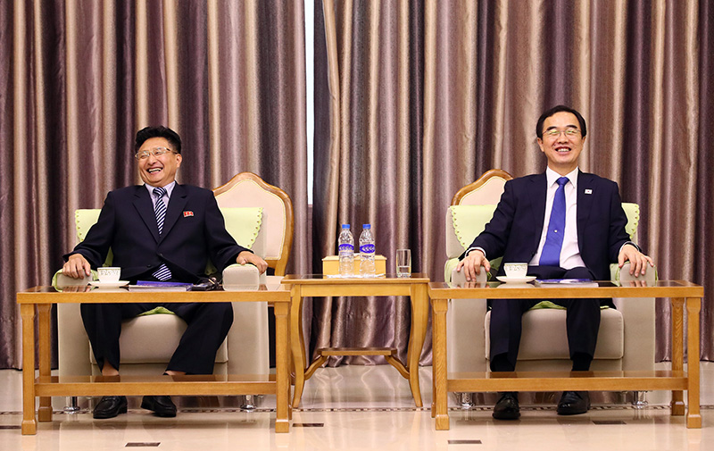 남북통일농구경기 남측 방북단 단장인 조명균 통일부 장관과 원길우 체육성 부상이 3일 평양순안공항 귀빈실에서 환담하고 있다. 남북 통일농구는 통산 네 번째이자 15년 만이다. 1999년 9월 평양에서 처음 개최된 남북 통일농구는 같은 해 12월 서울에서 또다시 열렸고, 2003년 10월 평양 류경정주영체육관에서 마지막으로 열렸다. 농구 경기는 4일 남북 혼합경기, 5일 친선경기를 남녀 선수별로 모두 4차례 연다.