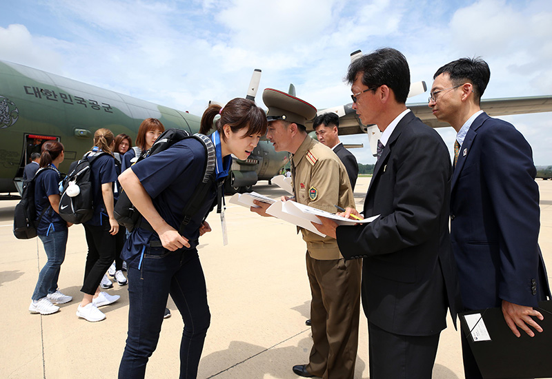 통일농구대회에 참가하는 여자 농구단 선수들이 3일 평양순안공항에 도착해 신분확인을 하고 있다. 남북 통일농구는 통산 네 번째이자 15년 만이다. 1999년 9월 평양에서 처음 개최된 남북 통일농구는 같은 해 12월 서울에서 또다시 열렸고, 2003년 10월 평양 류경정주영체육관에서 마지막으로 열렸다. 농구 경기는 4일 남북 혼합경기, 5일 친선경기를 남녀 선수별로 모두 4차례 연다.
