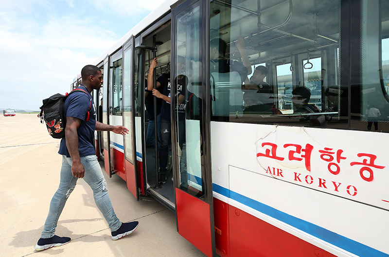 통일농구대회에 참가한 농구단 선수들이 3일 평양순안공항에 도착해 공항 차량에 탑승하고 있다. 남북 통일농구는 통산 네 번째이자 15년 만이다. 1999년 9월 평양에서 처음 개최된 남북 통일농구는 같은 해 12월 서울에서 또다시 열렸고, 2003년 10월 평양 류경정주영체육관에서 마지막으로 열렸다. 농구 경기는 4일 남북 혼합경기, 5일 친선경기를 남녀 선수별로 모두 4차례 연다.