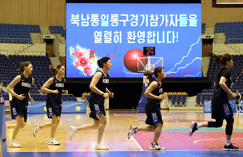남북통일농구경기에 참가하는 여자 농구 선수단이 3일 평양 류경정주영체육관에서 연습을 하고 있다. 남북 통일농구는 통산 네 번째이자 15년 만이다. 1999년 9월 평양에서 처음 개최된 남북 통일농구는 같은 해 12월 서울에서 또다시 열렸고, 2003년 10월 평양 류경정주영체육관에서 마지막으로 열렸다. 농구 경기는 4일 남북 혼합경기, 5일 친선경기를 남녀 선수별로 모두 4차례 연다.