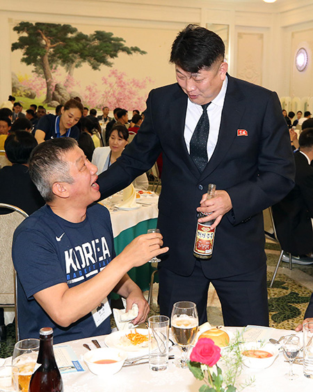 3일 오후 평양 옥류관에서 열린 남북통일농구경기 환영만찬에서 허재 감독과 북측 관계자가 대화를 나누고 있다.