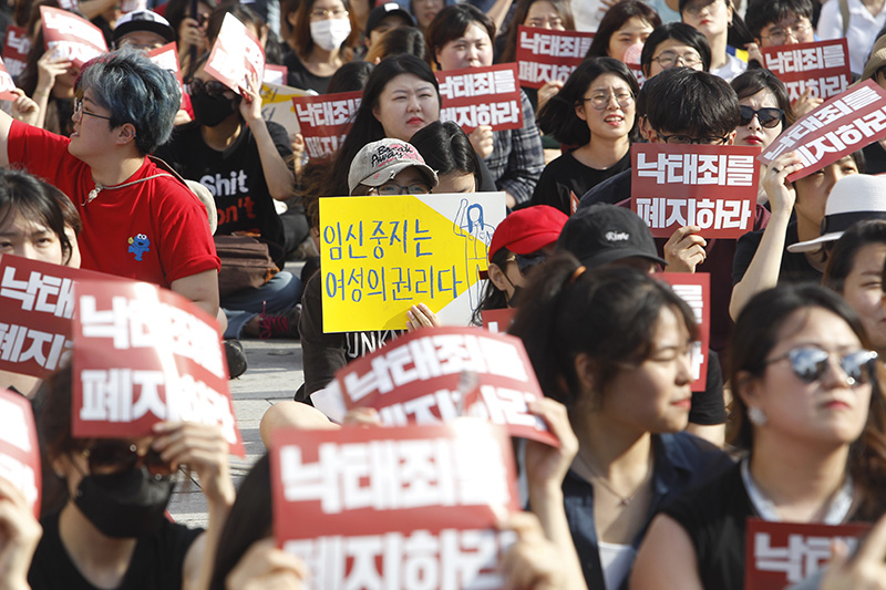 사회단체 회원 등이 서울 광화문광장에서 집회를 열고 낙태죄 폐지를 촉구하고 있다.