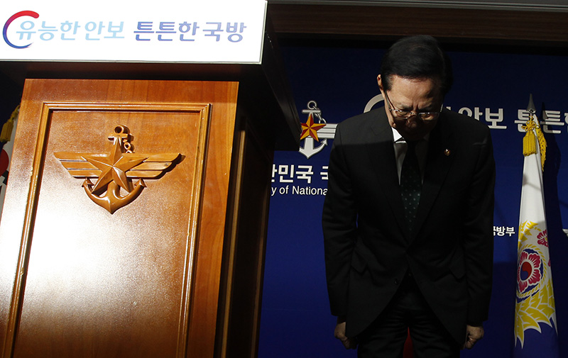 송영무 국방부장관이 10일 오후 서울 용산구 국방부 브리핑실에서 기무사 특별수사단 대통령 지시 관련해 직접 브리핑을 하기 앞서 인사를 하고 있다. <br