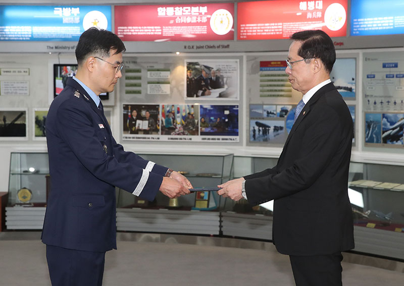 11일 오후 서울 용산구 국방부에서 송영무 국방부 장관이 전익수 공군본부 법무실장(대령)에게 국방부 기무사 독립수사단장에 임명하고 있다.