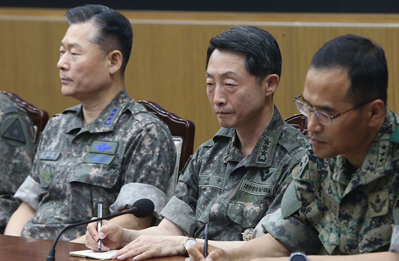 이석구 기무사령관 16일 오후 서울 용산구 국방부 대회의실에서 국군기무사령부 계엄령 문건 관련 긴급회의에 참석해 회의 참석 지휘관들을 수첩에 적고 있다. 이날 송 장관은 작년 3월 촛불집회 당시 작성된 기무사 계엄령 문건에 등장하는 부대의 지휘관을 소집해 문재인 대통령 지시와 관련한 사항들을 논의했다.