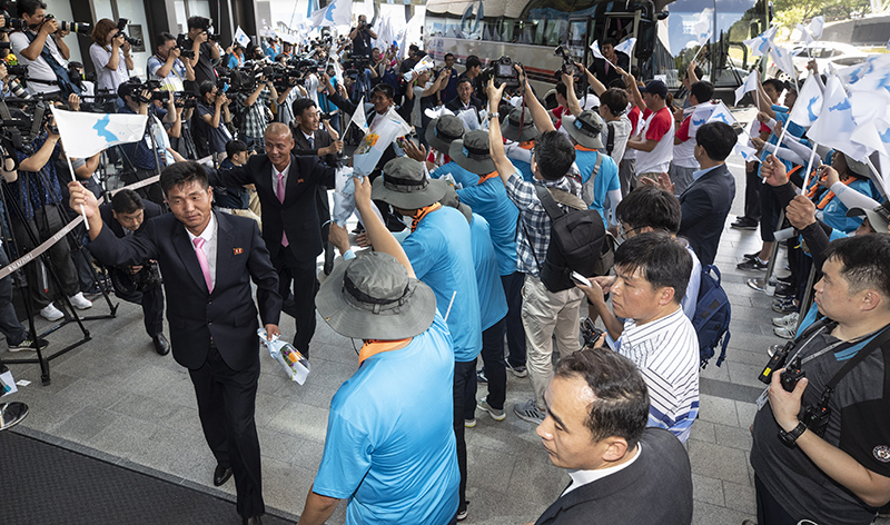 조선직업총동맹 대표단이 10일 낮 서울 광진구 워커힐호텔에 도착해 민주노총과 한국노총 조합원들의 환영을 받고 있다.